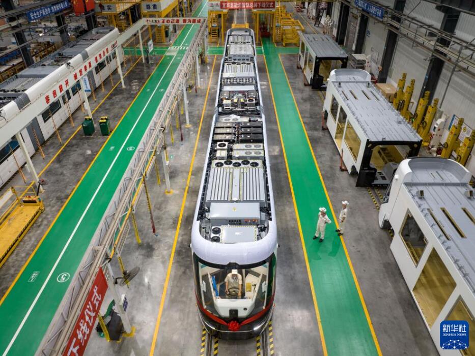 中車鉄投軌道交通産業基地の生産工場で組立が完了し、ラインオフした水素を動力源とするスマート列車 (7月1日、ドローンによる撮影・荘歌爾）。