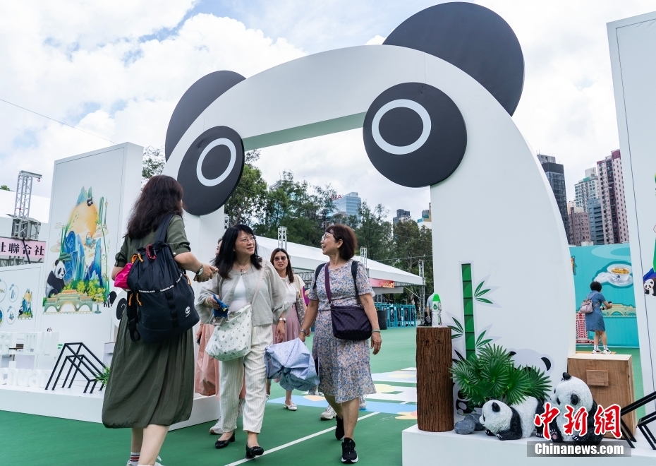 中国中央政府、つがいのパンダを香港特区に贈呈へ