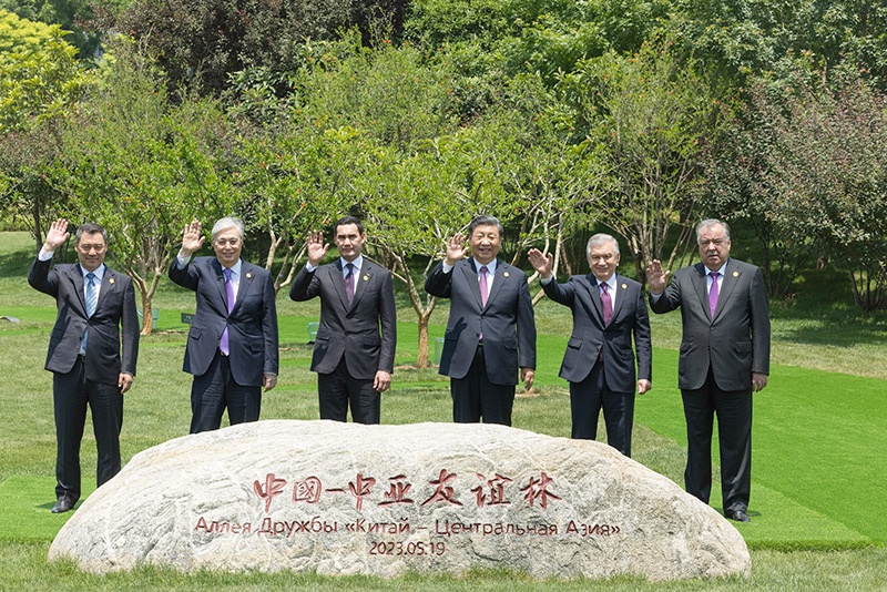 2023年5月19日、第1回中国・中央アジアサミット後、習主席と中央アジア5ヶ国の首脳は、中国と中央アジアの緊密な団結と協力を象徴する6本のザクロの木を共に植えた（撮影・劉彬）