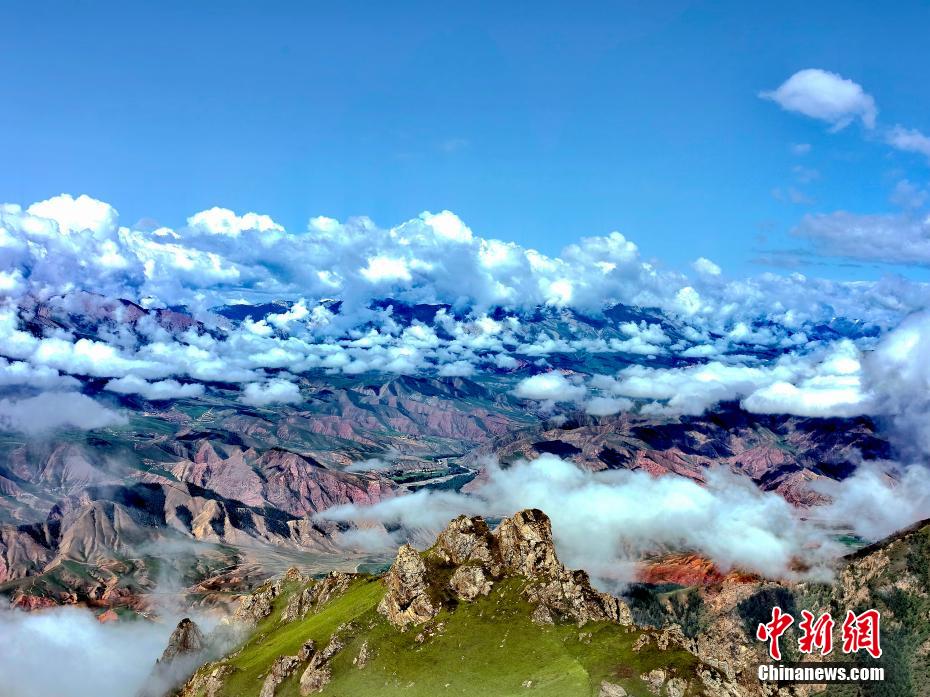 雲・雪山・花がコラボした絶景広がる青海省祁連県