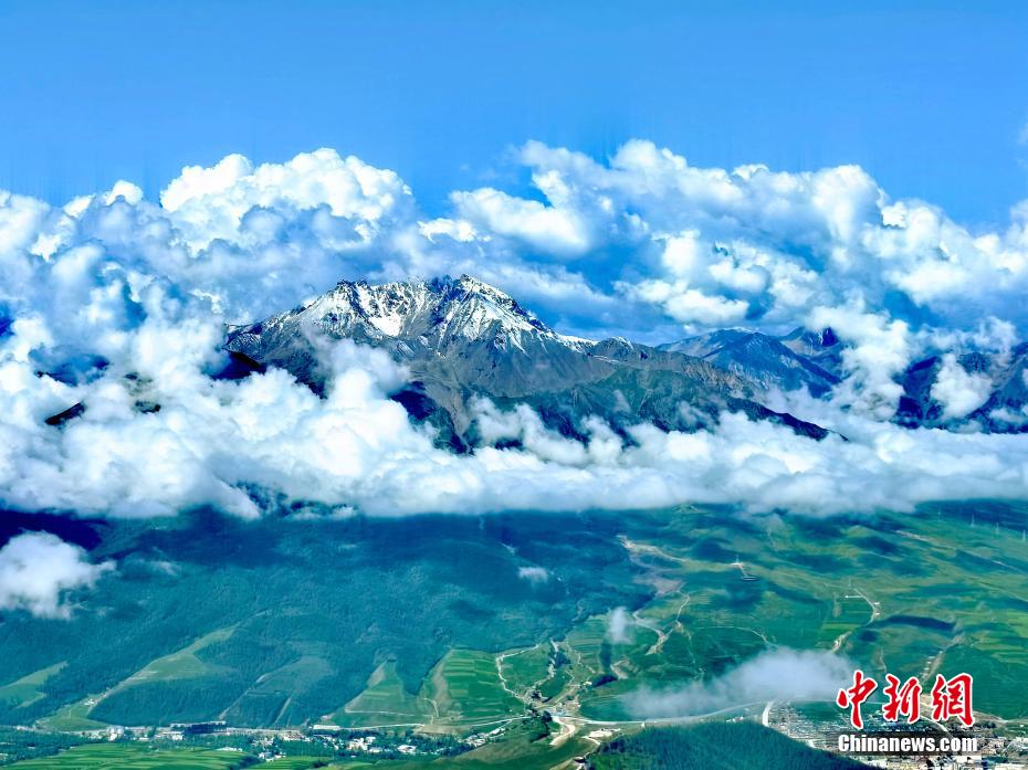 雲・雪山・花がコラボした絶景広がる青海省祁連県