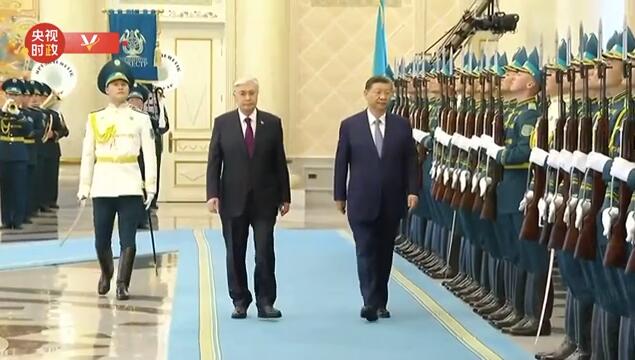 習近平国家主席がカザフスタン儀仗隊を観閲