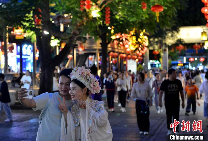 福州の観光スポット・三坊七巷を歩く市民や観光客（7月9日撮影・呂明）。