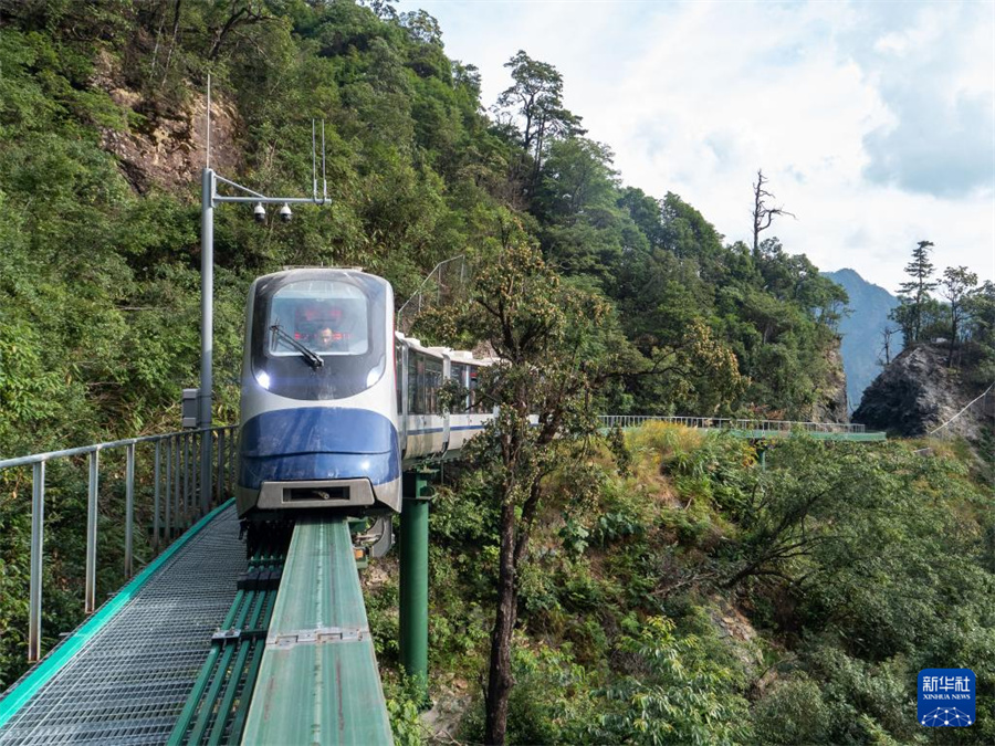 山や崖を登る中国初の「断崖列車」を初体験