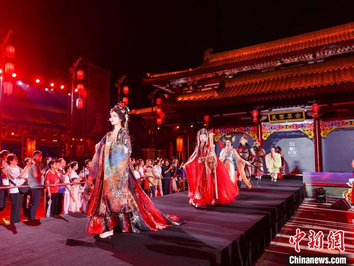 大唐芙蓉園で観光客の人気集める漢服ショー　陝西省西安