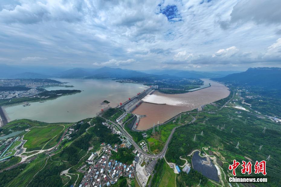 三峡ダムでゲート9門を開き、放流量を増加