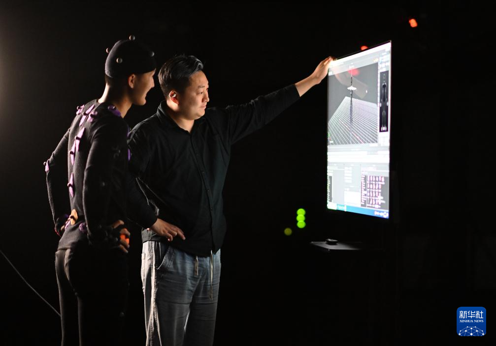 モーションキャプチャスタジオで同僚とアクターにモーションについて説明する崔盛輯さん（写真中央、4月23日撮影）。