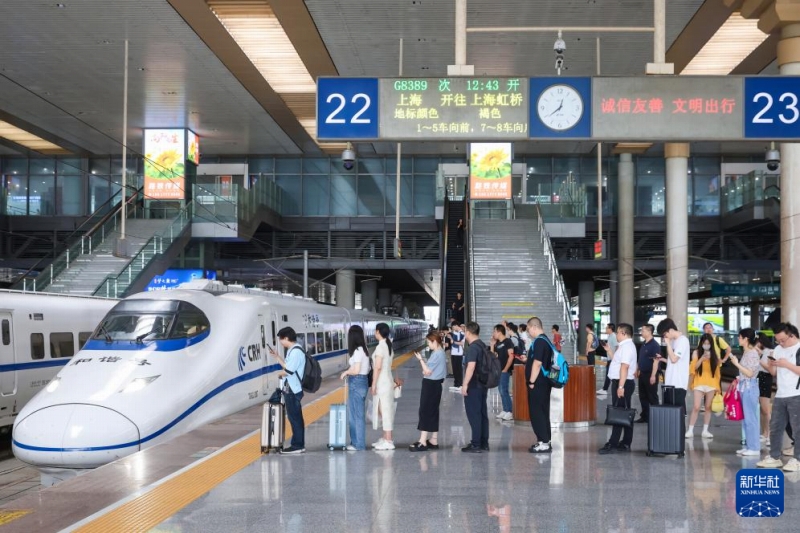 7月15日、南京南駅から高速列車G8389号に乗り込む旅客。