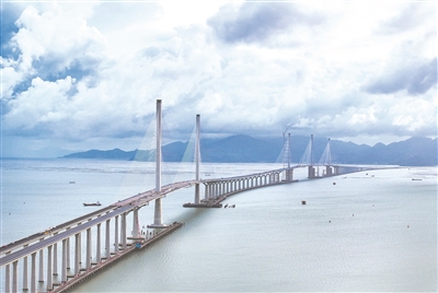 黄茅海海上通路の高欄港大橋が塗装工事開始