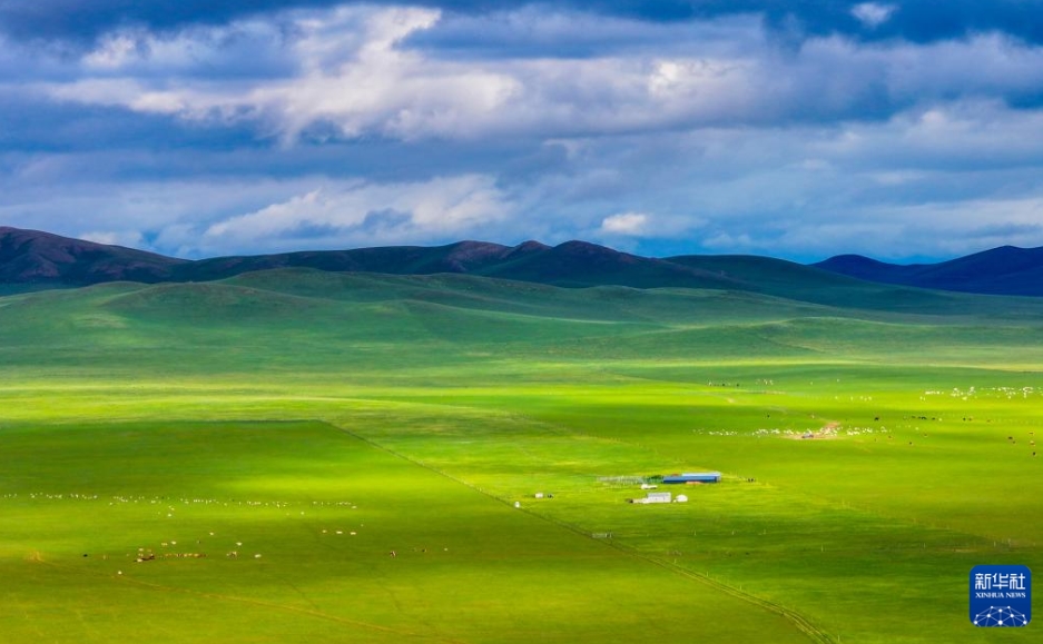 内蒙古自治区錫林郭勒盟で撮影した西烏珠穆沁草原に広がる絶景（7月16日、ドローンによる撮影・連振）。