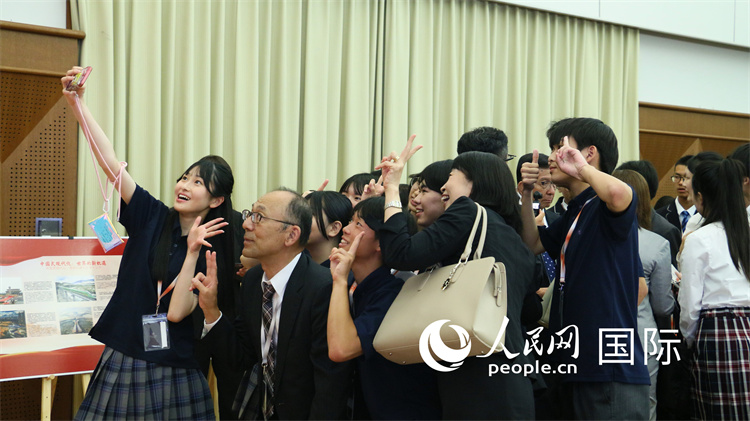 歓迎会で楽しそうに写真を撮影する中国と日本の「小大使」たち（撮影・許可）。