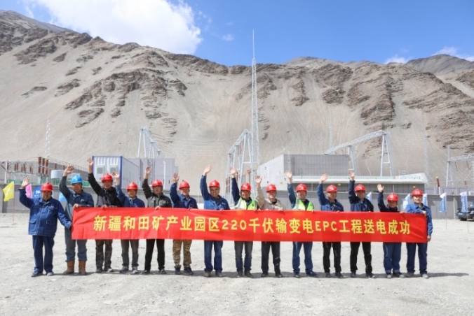 新疆和田希少金属鉱業パーク220kV送変電プロジェクトが7月21日、送電に成功した。撮影・張霊軍