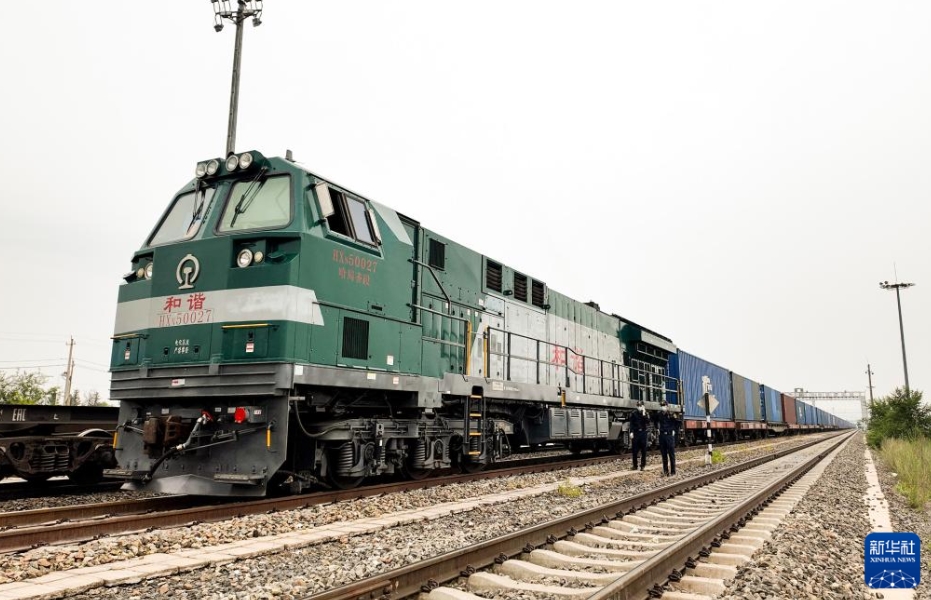 内蒙古自治区の満州里口岸から出発する国際定期貨物列車「中欧班列」（7月17日撮影・才揚）。