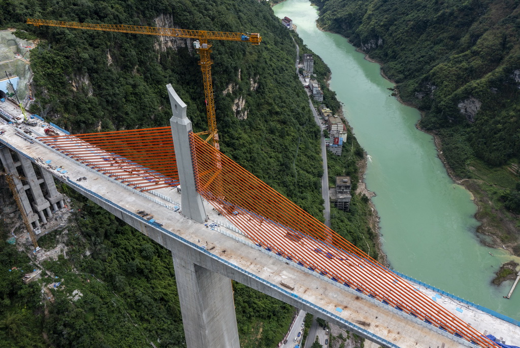 橋面施工段階に入った渝湘複線高速道路の磨寨烏江特大橋　重慶市