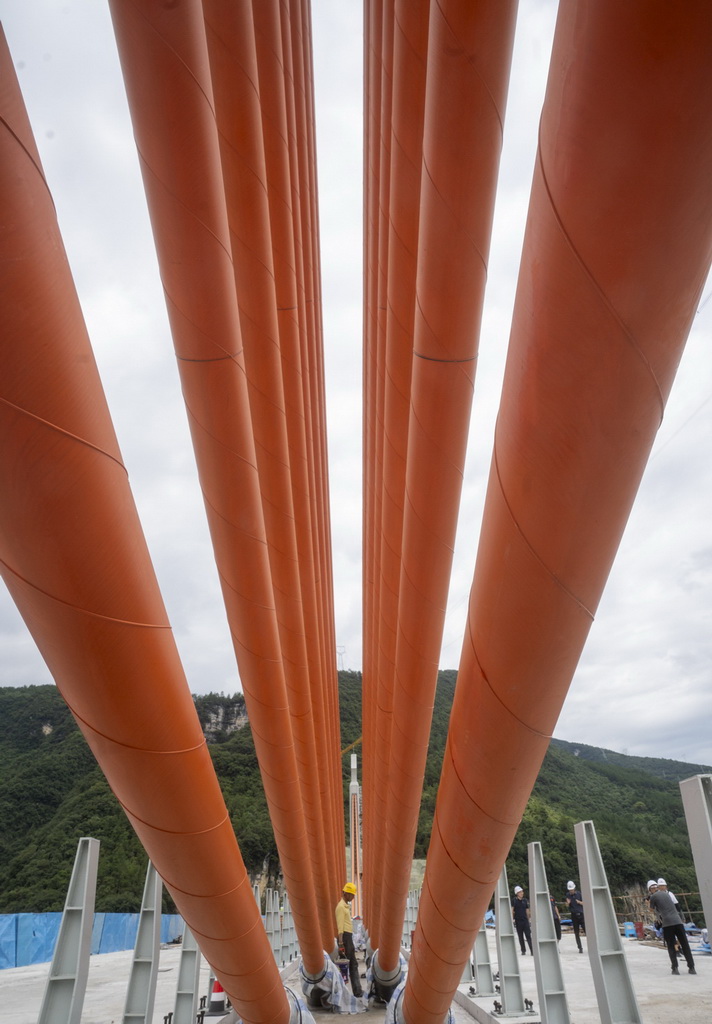 橋面施工段階に入った渝湘複線高速道路の磨寨烏江特大橋　重慶市