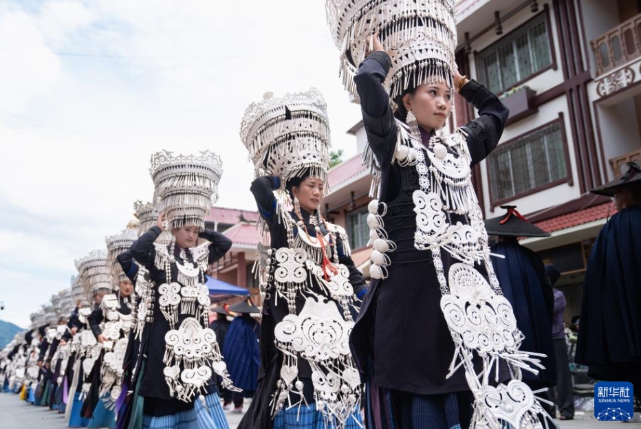 四川省涼山彝族自治州布拖県で、パレードに参加した彝族の若い女性たち（7月22日撮影・江宏景）。