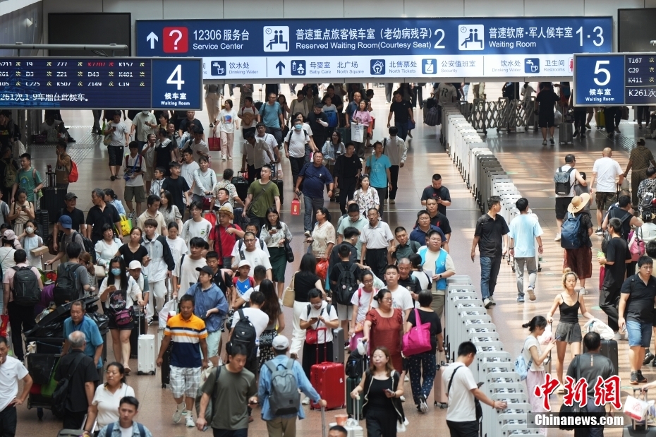北京西駅構内を行き交う旅客（7月23日撮影・張祥毅）。
