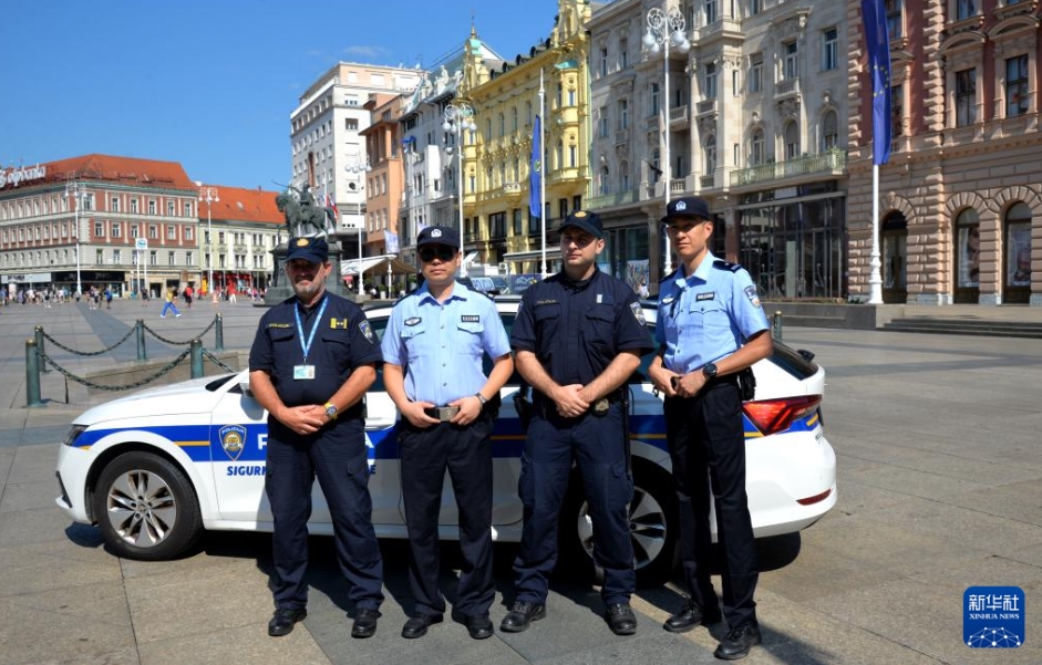 首都ザグレブで合同街頭パトロールを行う中国とクロアチアの警察官(7月23日撮影・李学軍)。