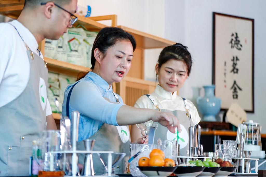 5月23日、生徒に「新中国スタイルのティードリンク」の作り方を説明する「調飲師」の汪蓀さん（写真中央）。