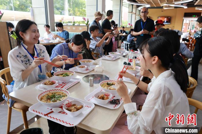 日本の青少年友好交流団が柳州タニシ麺を味わい、伝統文化を体験　広西