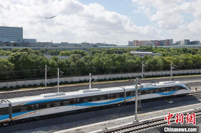 列車の試運転が実施された上海空港連絡線（7月24日撮影・殷立勤）。