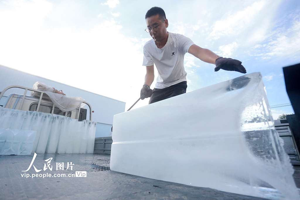 猛暑の中、機械製氷の生産ピークに　江蘇省揚州