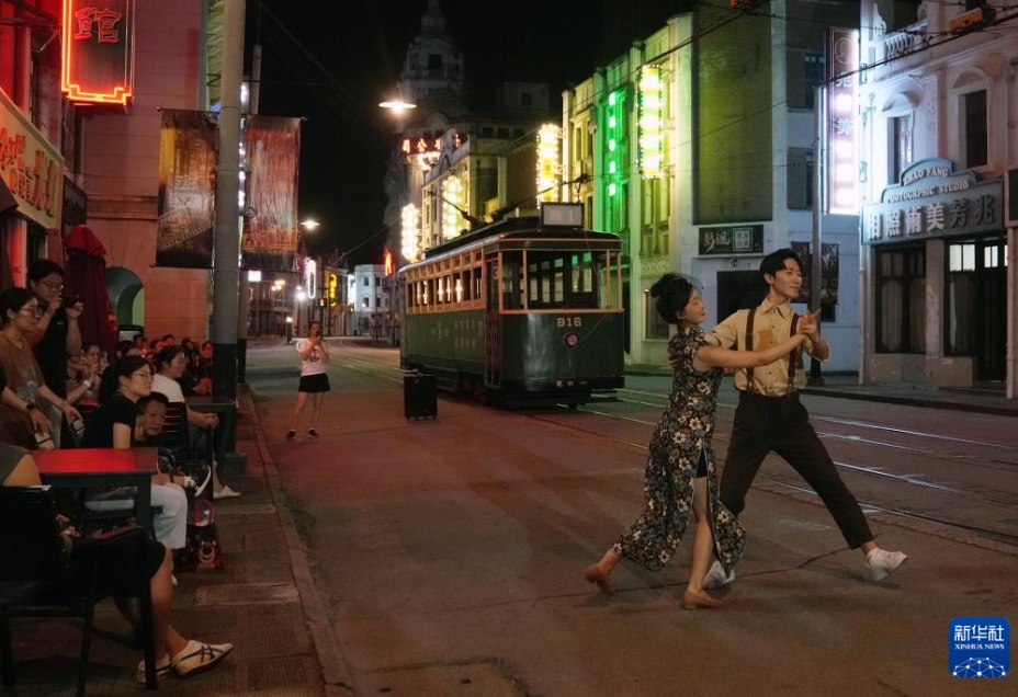 上海影視楽園（映画村）でフラッシュモブのダンスパフォーマンスを披露するダンサー（7月22日撮影・劉穎）。