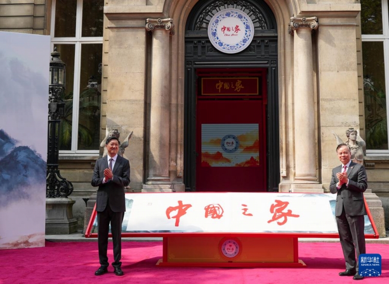 パリ五輪の「中国の家」オープンセレモニーに出席した中国五輪委員会の高志丹主席（写真左）と在フランス中国大使館の陳力公使（7月24日撮影・鞠煥宗）。