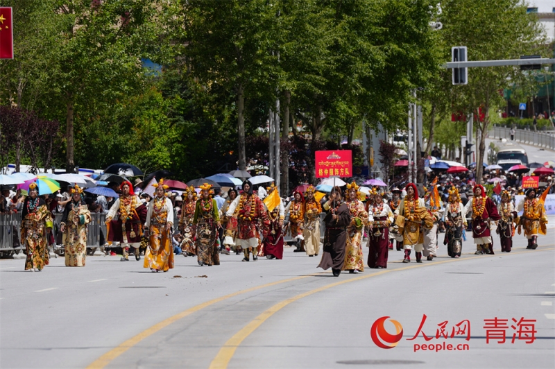 青海省玉樹蔵族自治州で無形文化遺産のパレード