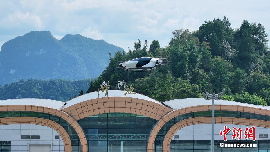 空飛ぶ車「旅航者X2」の初試験飛行　広西