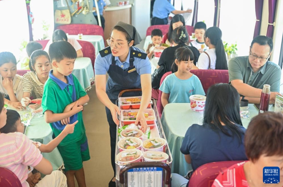 夏休みの子供たちを対象にしたキッズメニューで夏の鉄道旅行をより楽しく