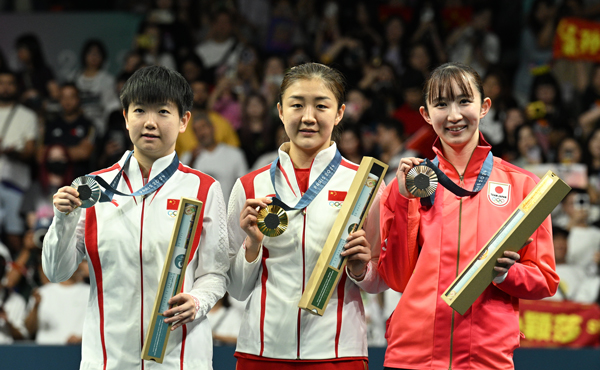 北京時間の3日、パリ五輪は卓球競技の女子シングルス決勝戦が行われ、中国の陳夢選手が金メダル、同じく中国の孫穎莎選手が銀メダルを獲得した。写真は中国の孫穎莎選手（左）と陳夢選手（中央）、日本の早田ひな選手（右）の表彰式での様子。（撮影・雷声）