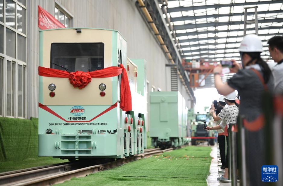 独自に開発した自動運転電気機関車がラインオフ　陝西省西安