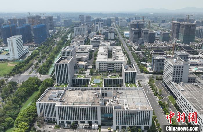 上空から撮影した杭州医薬港小鎮（8月5日、ドローンによる撮影・王剛）。