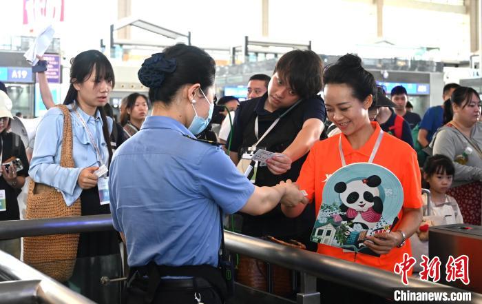 成都と香港特区を結ぶワールドゲームズをテーマにした列車が発車