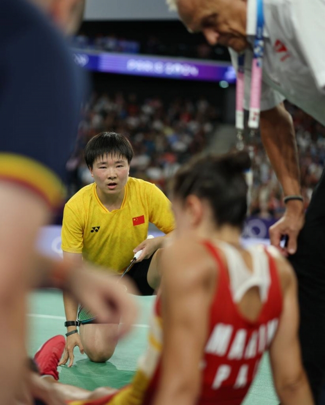 今月4日、右膝を負傷してしまったスペインのマリン選手（写真手前）を心配そうに見つめる中国の何氷嬌選手（撮影・賈浩成）。