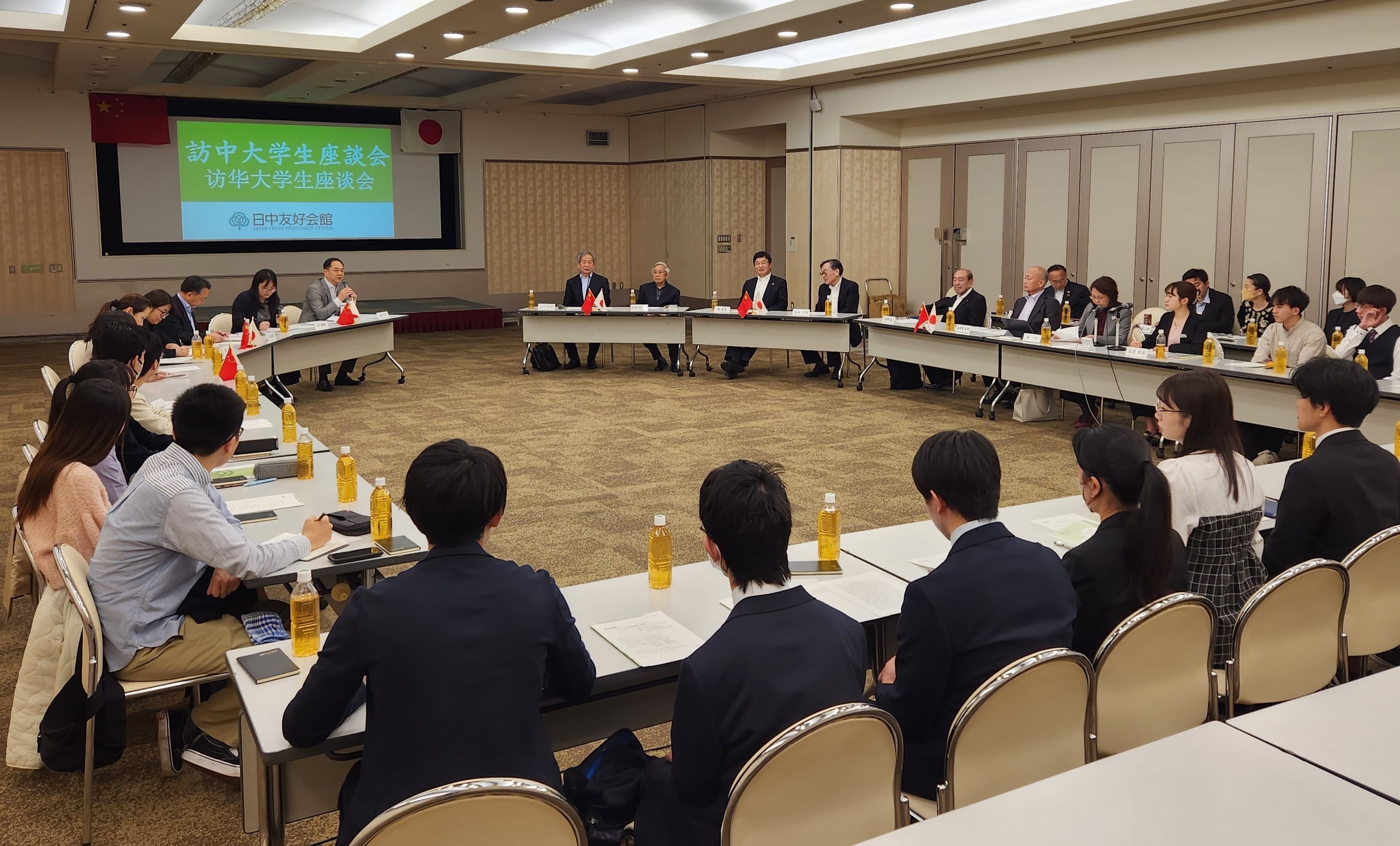 日本の若者の代表と懇談する中国人民対外友好協会の楊万明会長（写真提供・中国人民対外友好協会）