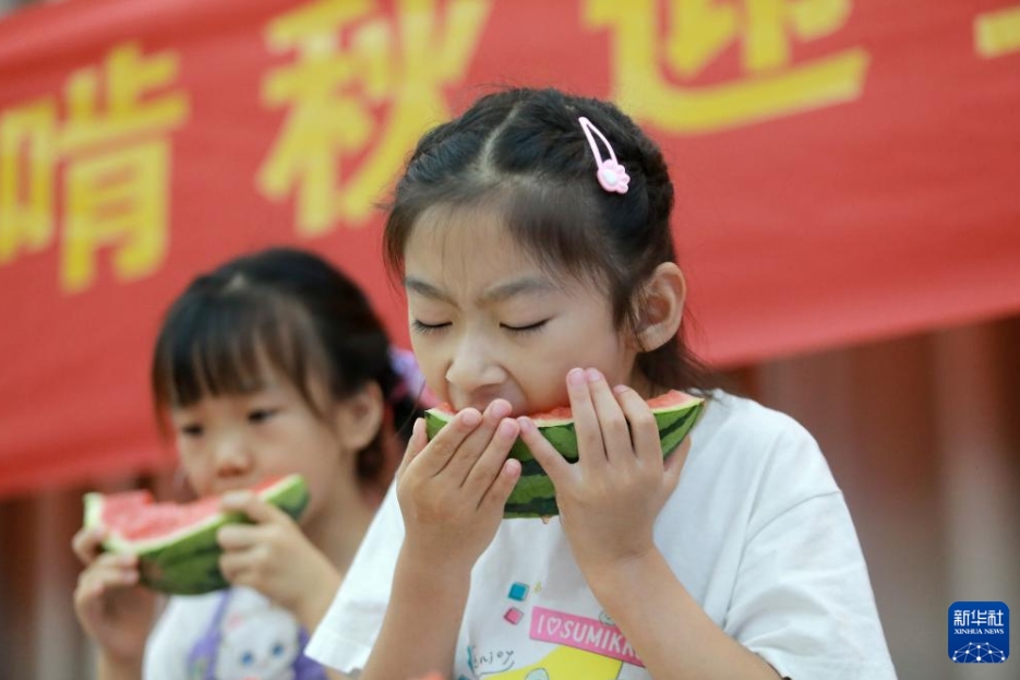 立秋にスイカを食べる風習「啃秋」