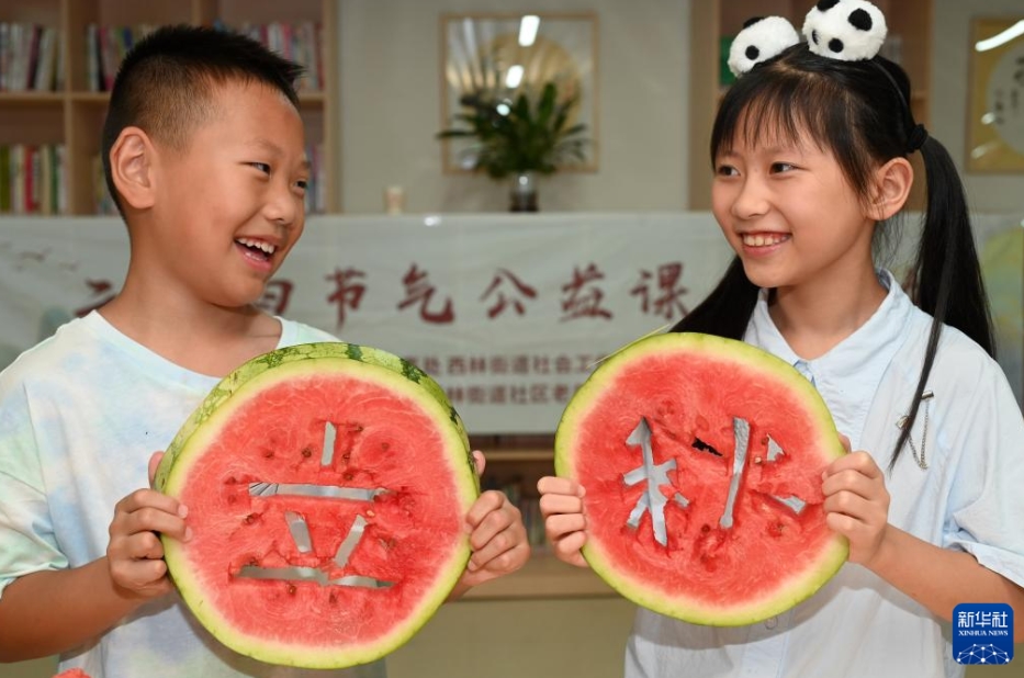 立秋にスイカを食べる風習「啃秋」