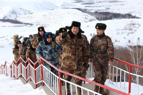 2014年1月26日午前、内蒙古自治区の某国境防衛連隊・三角山歩哨所を訪れ、勤務中の兵士達をねぎらった習主席（撮影・李剛）