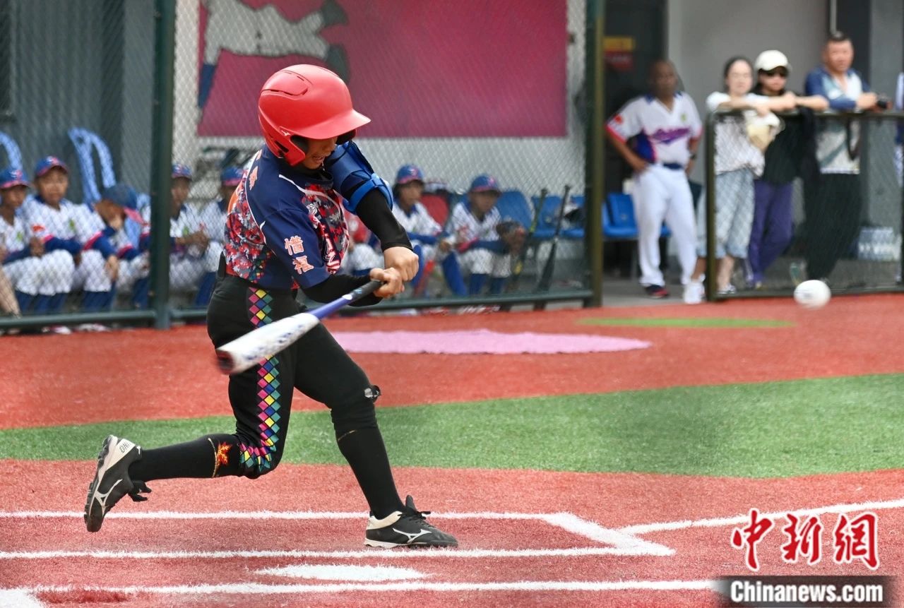 野球の試合でボールを追いかける台東紅葉小学校の野球チームのメンバー（撮影・王東明）。