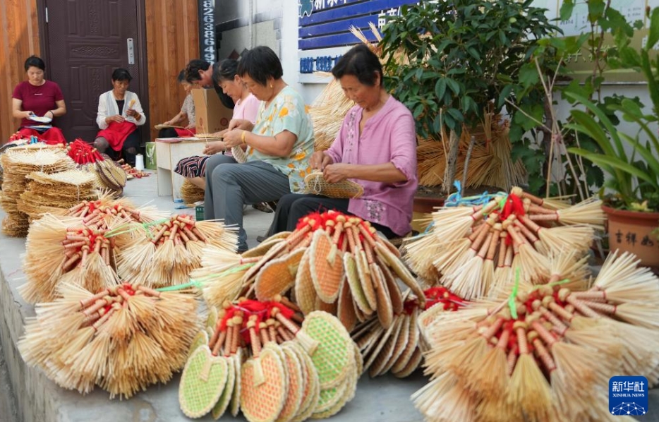 麦わらを編んで作る麦わら団扇の生産ピークに　山東省新泰