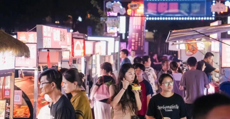 多くの露店が並び、人々が行き交い、活気あふれるナイトマーケット。