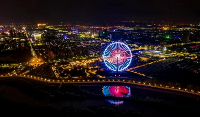 夜景でひときわ目立つ1314秒かけて1周回る観覧車。