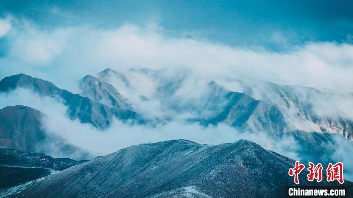 立秋後、初の降雪で絶景広がる青海省都蘭