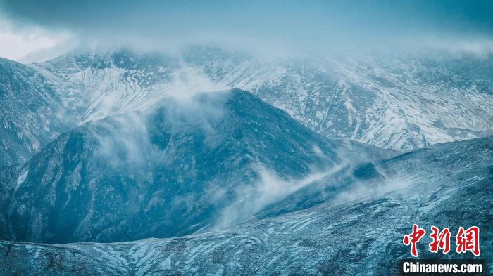 立秋後、初の降雪で絶景広がる青海省都蘭