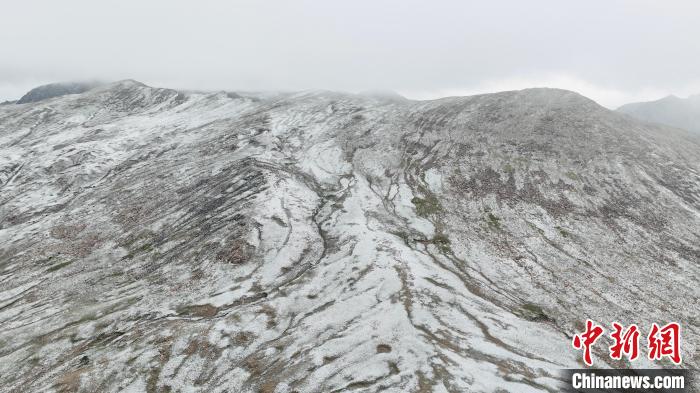 立秋後、初の降雪で絶景広がる青海省都蘭