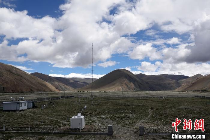 中国科学院チョモランマステーション内の観測機器。高低2つの円弧状の山頂の間に浮かぶ雪峰が世界最高峰のチョモランマだ。（撮影・孫自法）