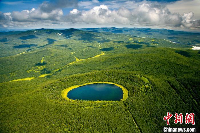 阿爾山の約6万7000ヘクタールの人工林が連なって豊かな山林になっている。（写真提供は阿爾山森工公司党委員会宣伝部）