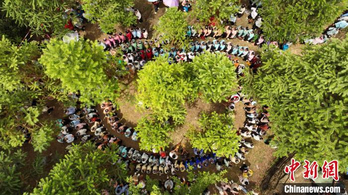 山頂で行われる伝統的な少数民族の祭り「爬坡節」　貴州省丹寨